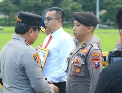 Kapolda Jatim Beri Penghargaan Kepada 14 Personel Polresta Malang Kota
