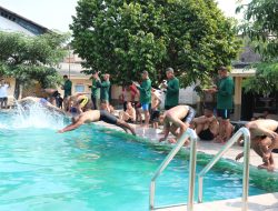 Para Pelatih Puslatpurmar-4 Purboyo Melaksanakan Latihan Perorangan Dasar Berenang