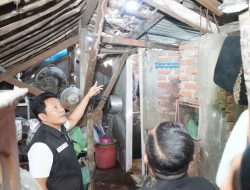 Tilik Warga, Wabup Subandi Bedah Rumah Marsiatin warga Desa Janti, Waru