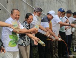 Bupati Jember H. Hendy Siswanto Bersama PMR Tuangkan Cairan Eco Enzyme di Sungai Jompo