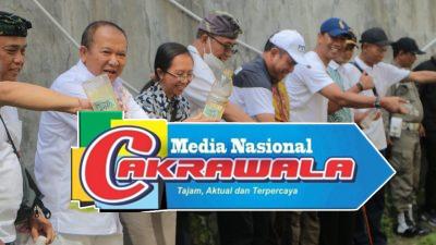 Bupati Jember H. Hendy Siswanto Bersama PMR Tuangkan Cairan Eco Enzyme di Sungai Jompo