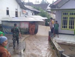 Kompak, Polisi Bersama TNI Bantu Masyarakat Terdampak Banjir di Banyuwangi