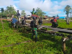Bersama Masyarakat Satgas Yonif Raider 514 Kostrad Perbaiki Jalan Menuju Kampung Mumugu