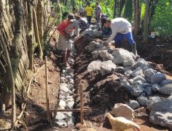 Semangat Warga Dan Satgas TMMD Ke-116 Bondowoso Pasang Paving Block