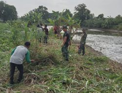 Bersama Warga Koramil 402-12/Pemulutan Gotong Royong Bersihkan Parit