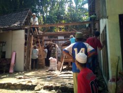 H. Fauzi Bedah Rumah Warga Desa Sumber Salak Bondowoso