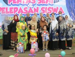 TK.Dharma Wanita Persatuan Kabupaten Sidoarjo Melepas Anak Didiknya dengan Pentas Seni