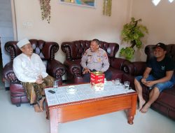 Kapolsek Taman Krocok I Nyoman Subur sowan ke kediaman ustadz Sholeh
