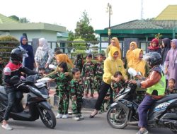 Jumat Berkah, Persit Dampingi Anak TK Kartika Bagikan Makanan Gratis