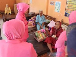 Jumat Berkah Istri Kapolres Bondowoso Ny.Serla Bimo Kunjungi Panti Jompo