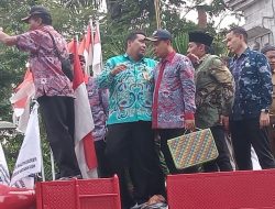 Ratusan Perangkat Desa Gelar Aksi Geruduk Pendopo Kabupaten Sidoarjo