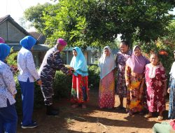 Jum’at Berkah, Puslatpurmar-4 Purboyo Berikan Bantuan Sosial Kepada Warga Tidak Mampu