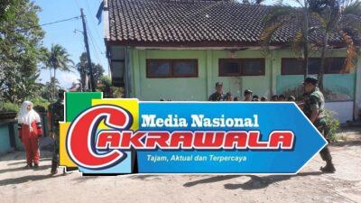 Anggota Koramil 0822/11 Tapen Memberikan Pelajaran Baris Berbaris Kepada Murid SDN Mrawan 1