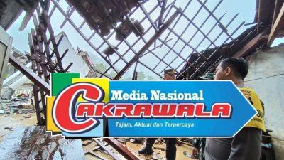Tanggap Bencana, Polisi Bantu Evakuasi Korban Banjir dan Tanah Longsor di Malang