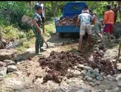 Atasi Kesulitan Warga, Babinsa Koramil Klabang Bantu Perbaikan Jalan