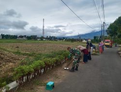 Serda Syaifuddin Bersama Ibu-ibu PKK Kerja Bakti Bersih bersih Lingkungan