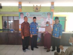 Penyerahan Bantuan Langsung Tunai BLT-DD tahap 2 Desa Plumbon Kecamatan Porong Tahun Anggaran 2023