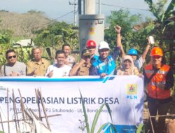 Babinsa Koramil Wringin Bantu PLN Amankan Jalannya Pemasangan Tiang Listrik