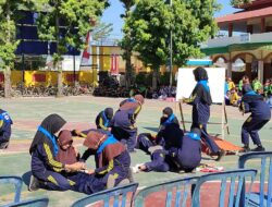 Kreatif, Responsive dan Edukatif PMR SMP Negeri 1 Jenggawah Tampilkan Simulasi Gempa Bumi