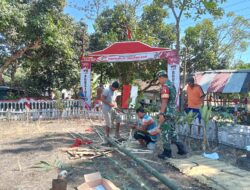Babinsa Koramil Tapen Bantu Warga Pasang Bendera dan Umbul-umbul