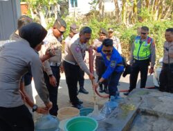 Kekeringan Melanda, Polisi Bantu Droping Air Bersih Ke Masyarakat