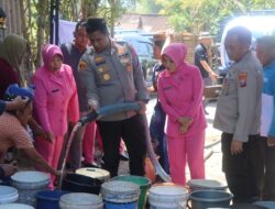 Polres Bondowoso Salurkan Bantuan Sembako dan Air Bersih Untuk Warga Tegalampel