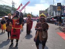Siswi SMAN Kalisat Asli Papua Curi Perhatian Dalam Karnaval Kebudayaan