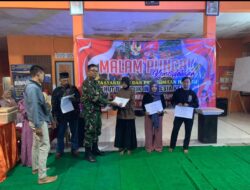 Anggota Koramil 0822/11 Tapen Serda Suryadi,Menyerahkan Piagam Juara Lomba Agustusan di Balai Desa Mrawan