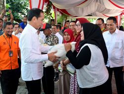 Presiden Jokowi Serahkan Bantuan Pangan Beras ke KPM di Cilegon