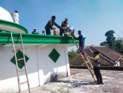 Babinsa Posramil Jambesari Bantu Pemasangan Kubah Masjid