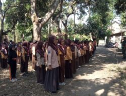 Ciptakan Disiplin Sejak Dini, Serda Suryadi Latih PBB Siswa MI