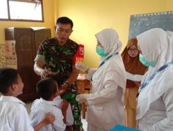 Anggota Koramil 0822/11 Tapen Serda Suryadi Mendampingi Pemberian Obat Tetes Kepada Murid SD dan PTK Paud Mrawan