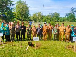 Wujudkan Kecintaan Terhadap Alam, Kodim 0422/LB bersama Forkopimda Pesisir Barat Laksanakan Penanaman Pohon