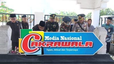 Harjasda ke 165, Gus Muhdlor Bersama Forkopimda Ziarah Makam Bupati Sidoarjo Terdahulu