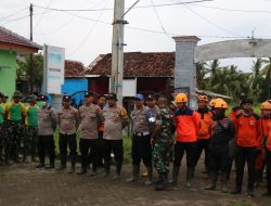 Prajurit Yonif 514/SY/9/2 Kostrad Tanggap Bencana Alam Angin Puting Beliung