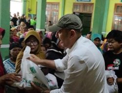 H.M. Nasim Khan DPR RI Bagikan Ratusan Sembako di Desa Walidono