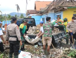 Semangat Gotong Royong Prajurit Yonif 514/9/2 Kostrad Tanggap Bencana Alam Angin Puting Beliung di Hari ke-5