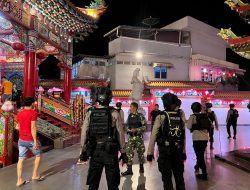 Berikan Rasa Aman Pada Malam Tahun Baru Imlek, Personel TNI- Polri di Singkawang Lakukan Patroli Gabungan