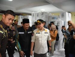 Wabup Sidoarjo Dampingi Plh. Gubernur Jatim Tinjau Logistik Pemilu