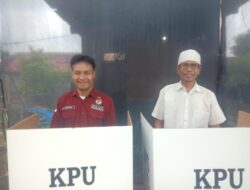 TOKOH MASYARAKAT H. ANWAR MUSYADAT BERSAMA KASUN MCH FAIJIN MENGGUNAKAN HAK SUARANYA DI TPS 1