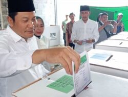 Wabup Subandi beserta keluarga Gunakan Hak Suaranya Coblos di TPS 04 Desa Pabean,Sedati