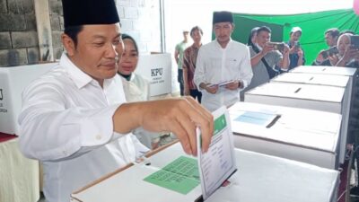 Wabup Subandi beserta keluarga Gunakan Hak Suaranya Coblos di TPS 04 Desa Pabean,Sedati