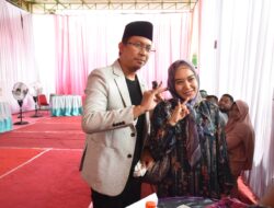 Nyoblos di TPS 09 Bersama Gus Ali, Gus Muhdlor dan Ning Sasha Tunjukkan Jari Celup Tinta