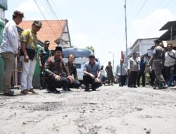 Banjir di Kecamatan Porong Surut, Bupati Gus Muhdlor Segera Perbaiki Jalan Desa yang Rusak
