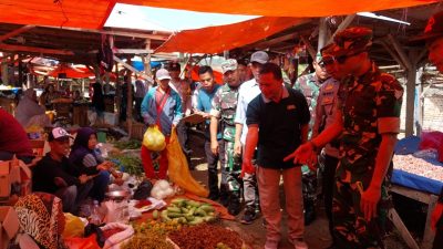 Dandim 0422/LB Melaksanakan Operasi Pasar bersama Forkopimda Lampung Barat