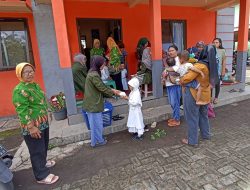 Mahasiswa Bondowoso Bagi Makan Siang Gratis Untuk Warga Pedesaan