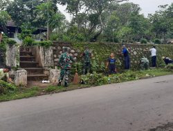 Manunggal TNI, Babinsa Koramil 0822/02 Curahdami Bersama Warga Bersihkan Plengsengan