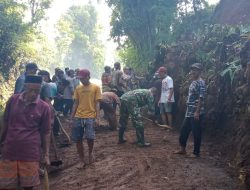 Akses Sempit, Babinsa Posramil 0822/05 Pakem Bantu Pelebaran Jalan