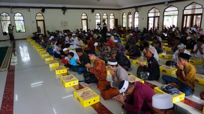 Ponpes Al Ishlah Bagikan 2,7 Ton Kurma ke 270 Masjid dan Mushollah serta Lembaga Pendidikan