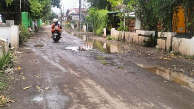 Jalan Rusak Desa Gemurung-Tebel Dikeluhkan Warga, Gus Muhdlor Pastikan Dibeton Tahun Ini